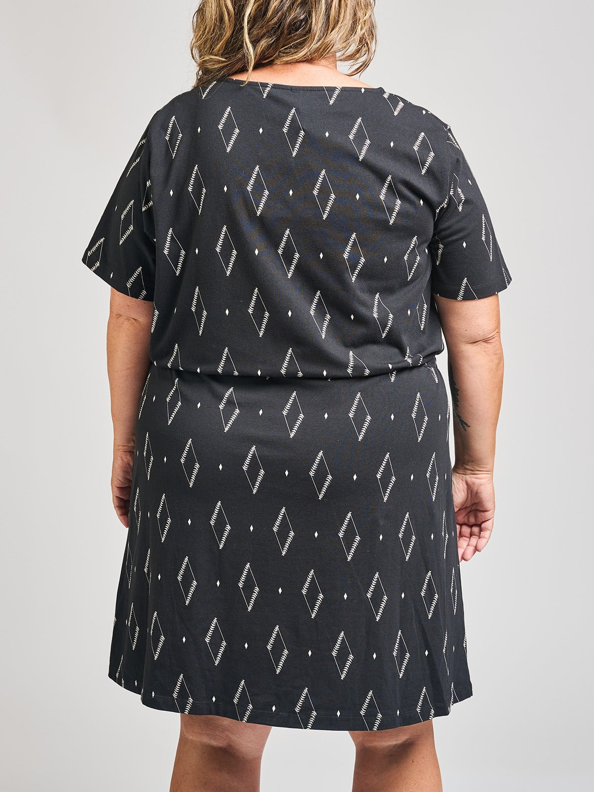 Abby Drawstring Plus Size Dress - Diamond Vine Black - Image 4