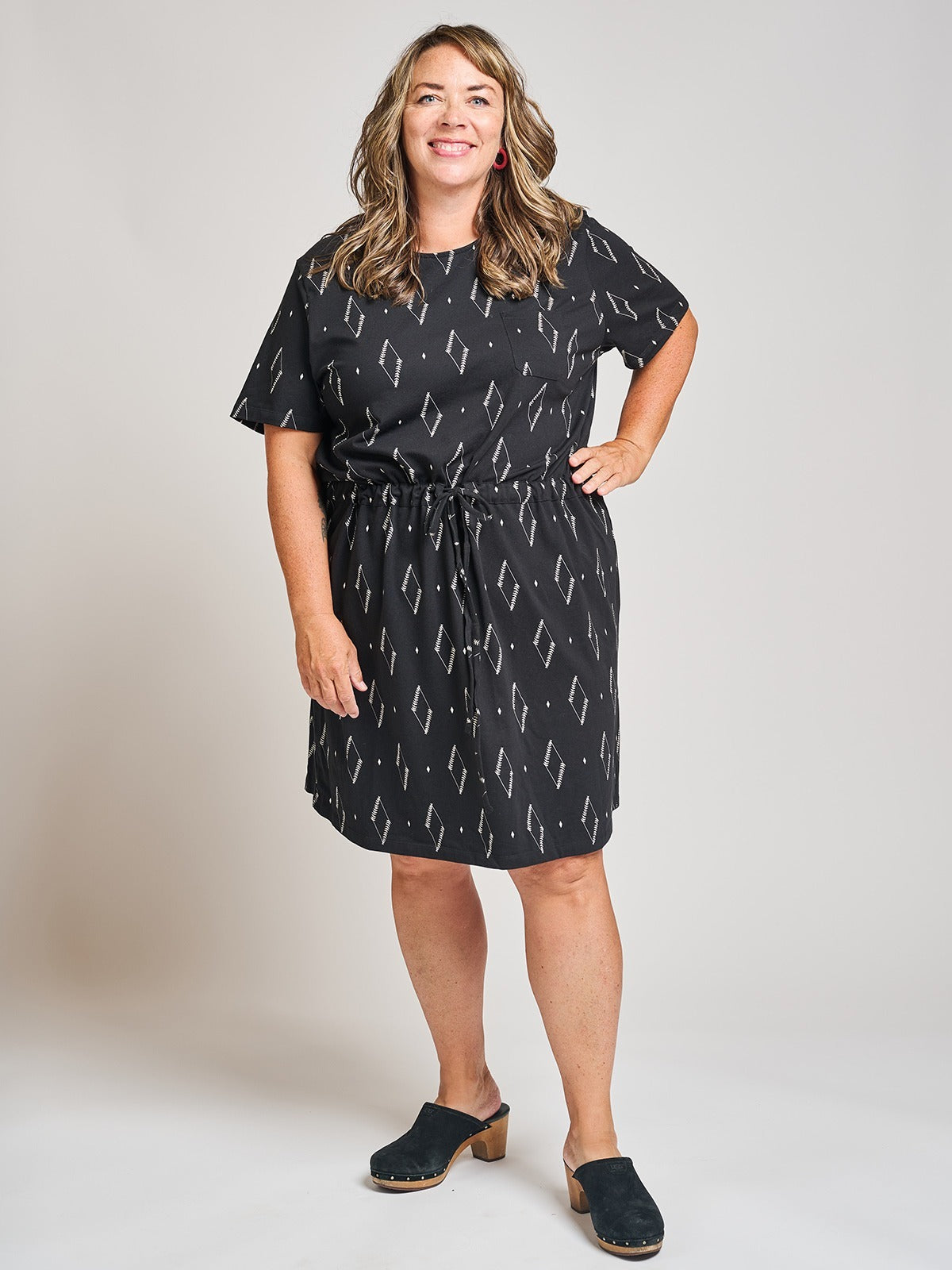 Abby Drawstring Plus Size Dress - Diamond Vine Black - Image 1